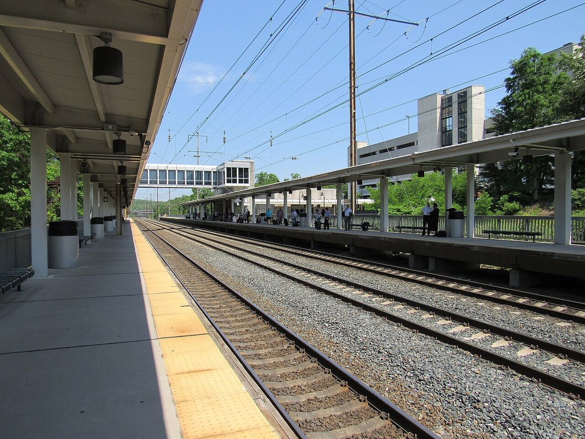 Linden Airport, NJ - File:2017 BWI Rail Station 01.jpg - 维基百科，自由的百科全书